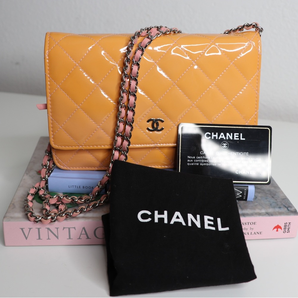 ✨RARE 💕🍑 CHANEL Peach w/ Pink interior Patent Leather WOC 🍑💕